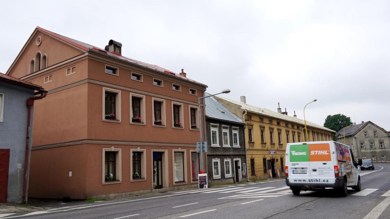 Česká KameniceU Salonu Virginiaアパートメント エクステリア 写真